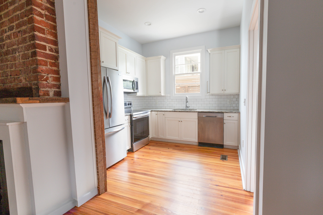 Kitchen - Apartment across from Hampton Park