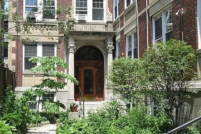 Outside entryway - Lovely one bedroom apartment in a charming and quiet old building, 5 min from Harvard Square