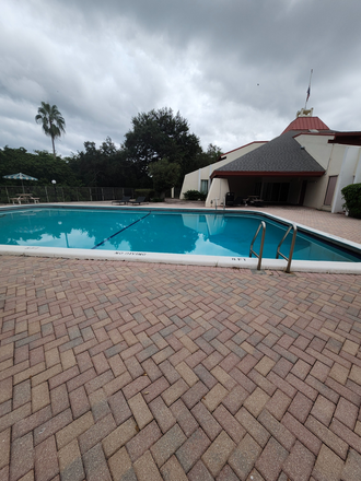 Swimming pool - Oaks of Boca Apartments