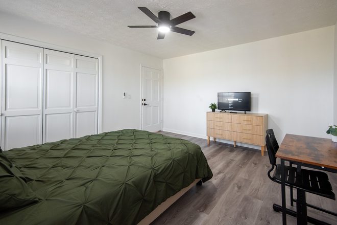 Bedroom - Kennesaw House. 3 minutes to KSU