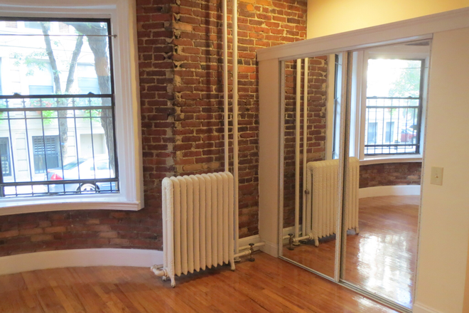 Bedroom - Front Facing 1 Split (2 bed) Near Campus w/ Beautifully Exposed Brick Apartments