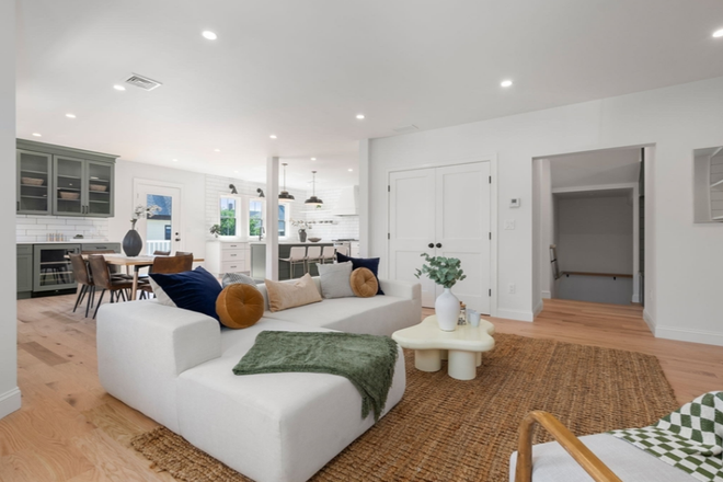 Living Room - Master Suite avail June 20-Sept 1 in Amazing 3 Bed Condo near Ball Station/Tufts (Female-o