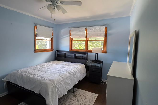 Queen bedroom - Large fully furnished room in beautiful home! New Queen size bed with hybrid mattress!