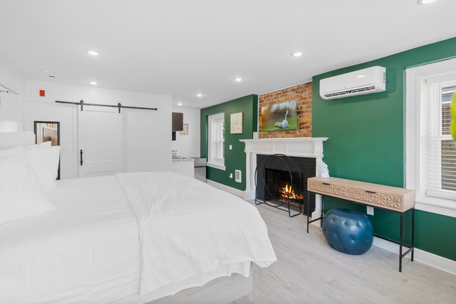 Studio - Cozy Studio Apartments - Full Private Bathroom and Kitchenette!