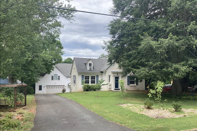 Street View - 1039 B Locust Avenue, Carriage House Apartment