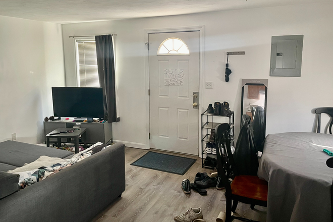 ... - 1 PARKING SPOT INCLUDED - 4 BED Townhome