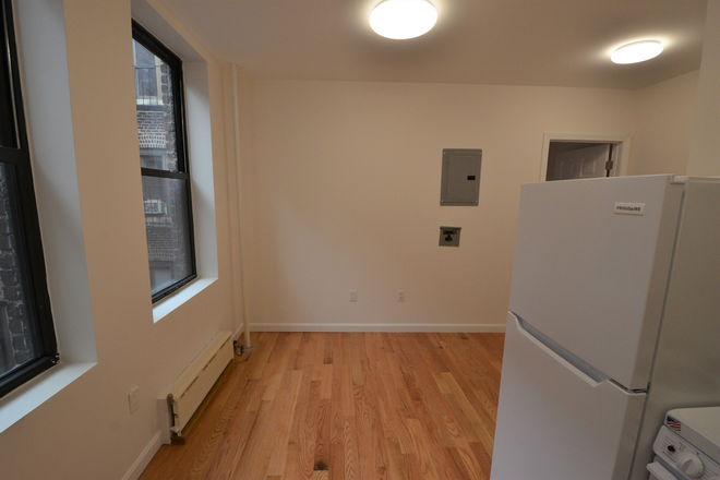 Living room - NO Broker's Fee!! Newly Renovated Efficient 1 bed on Westland Ave! TEXT MINNIE 617.817.5069 Apartments