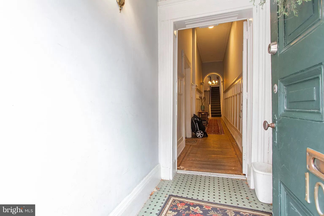 entry way - 1009 Clinton street Apartments