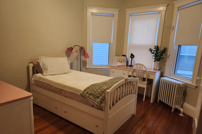 Bedroom with desk - FRNSHD BDRM , private home/apt, 6 min walk to FREE BC SHUTTLE & MBTA Greenline trains to Boston
