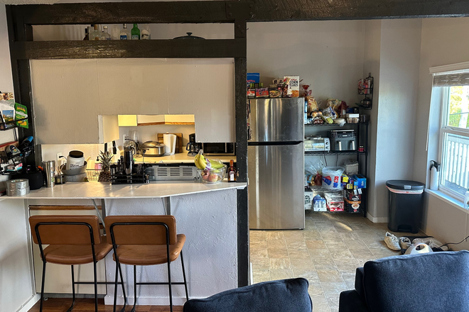 Tall kitchen chairs and table - 4 bedroom 2 bath apartment (2 floors)