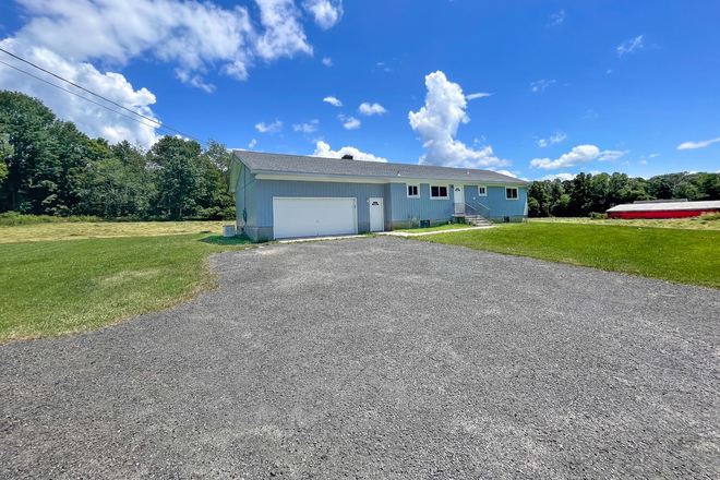 Front Yard - Room Available For $700 on Quiet Farm House