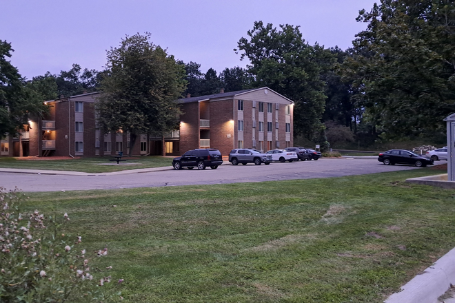 Outside apartment complex view - Sublease: I bedroom in a 2-Bedroom/1-Bathroom Apartment in Okemos