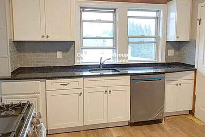 Kitchen - BEAUTIFUL 3 BEDROOM APARTMENT W/ MODERN KITCHEN & OUTDOOR SPACE!