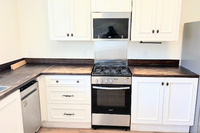 Gas Stove - Light Filled 2 BR Walking Distance to North Campus with Private Deck off Kitchen Triplex
