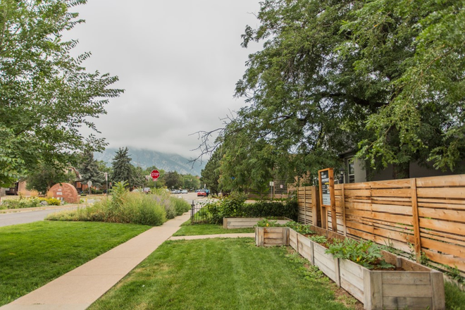 Mountain Views - 1811 Walnut St Apartments
