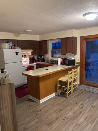 Kitchen - House very close to campus