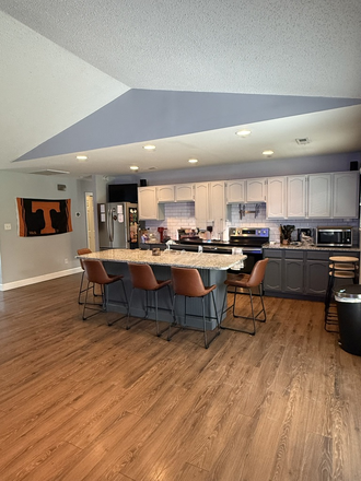 kitchen/ dining area - House 10 minutes from UT campus