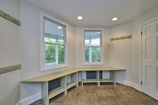 jacket room - Spacious  Updated 5BR/3BA townhome - central air conditioning bright  with 2,800 sq ft 3 parking