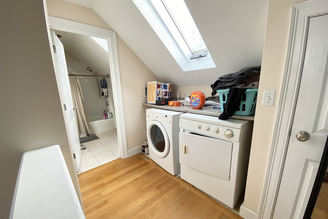 Bathroom - 6-Bed, 2-Bath Duplex in Polish Triangle Open Layout & Deck Apartments