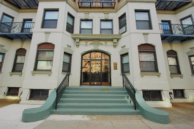 Building - The Perfect 1 Bed on Westland Ave - Heat & Hot Water Included Avail 9/1 Apartments