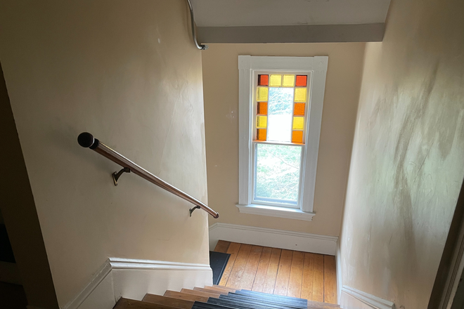 Hallway Stained Glass - Beautiful, Spatious 2+ Bedroom Apartment