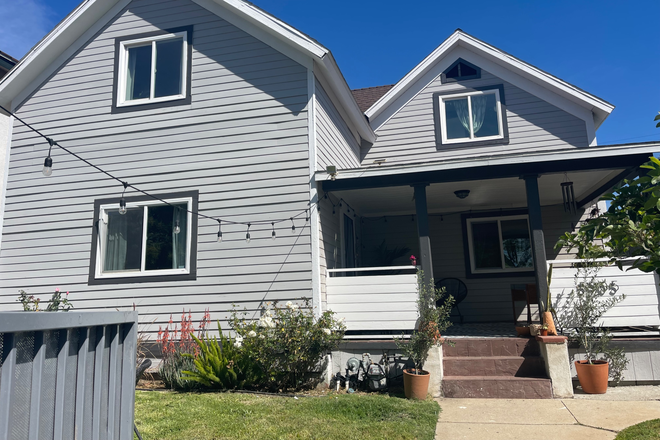 House - Large Upstairs Furnished Bedroom Available in 4 Bed House
