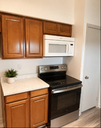 New stove - Top floor & corner private unit w/ elevator, natural light,  pool,  walkin closet, new appliances Condo