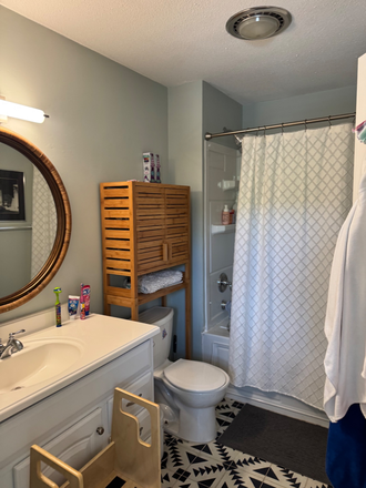 shared bathroom - Betsy Road House