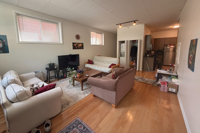 Living Room - 708 S Laflin St Apartments