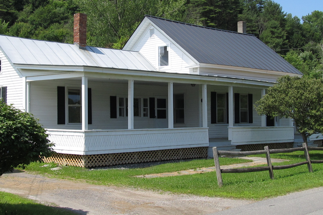 Large Porch front of house - Walking distance to VLS