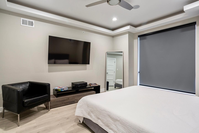 3rd Floor Bedroom - Cozy Modern Home (Free Wifi & Security System)