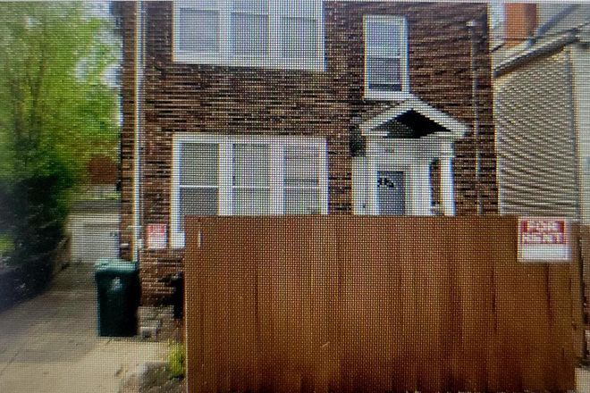 front of the building - this is a 2nd floor apt in a 3 apt building