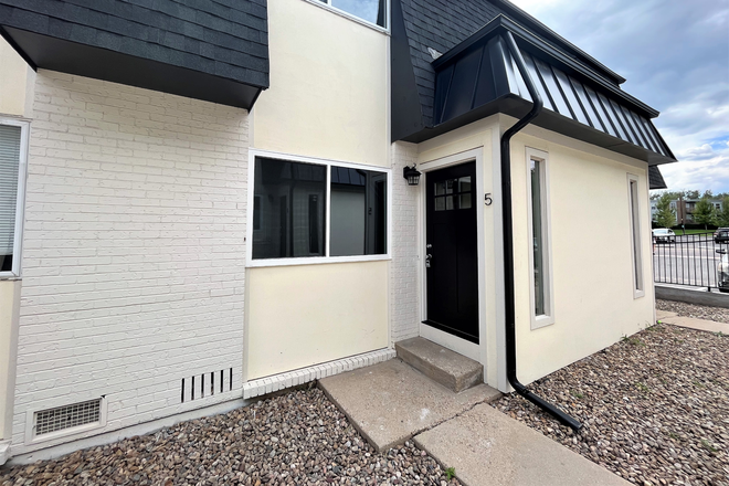 1 - AVAILABLE 6/5: 1610 Garfield Ave #5