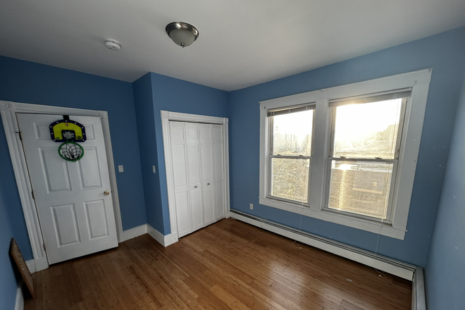 br q - FLEXIBLE TERM -somerville - recently renovated 2-3br/1.5  bath in a bright sunny apt.