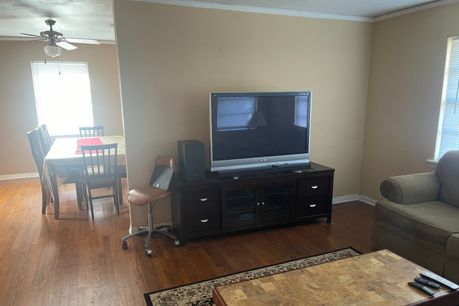 Large screen TV in living room - Master Bedroom in a 3 bedroom/2 bath/ 2 car garage Furnished House near Rice and TMC