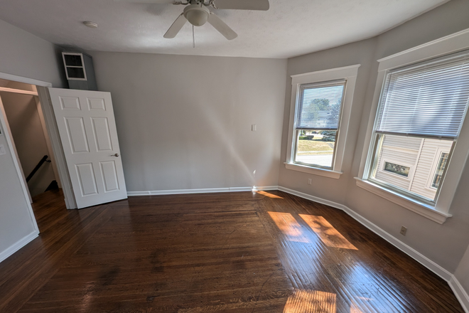 Living Room - Spacious! 4 Bedroom 2 Full Bath with Bonus Room and Large Backyard Available June 1st! Duplex
