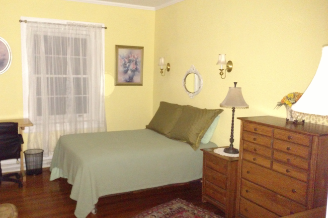 yellow bedroom - Brilliant location in a fabulous neigborhood dating back to British Colonial times... House