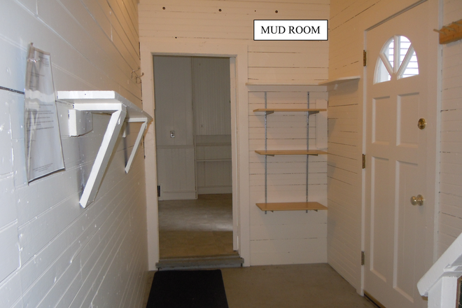 mud room - 3 BEDROOM, 1 BATH $2450.00 1st floor walk to downtown Apartments