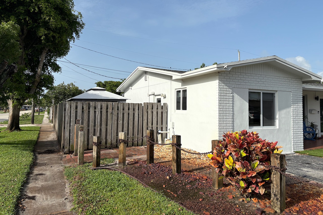 outside street view - Perfect studio in East Deerfield Beach. House