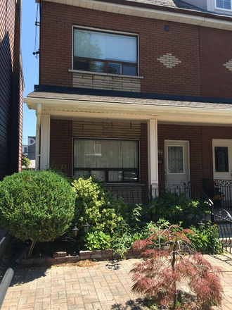 overview - College and Bathurst Rooms with Private Washroom and Kitchenette