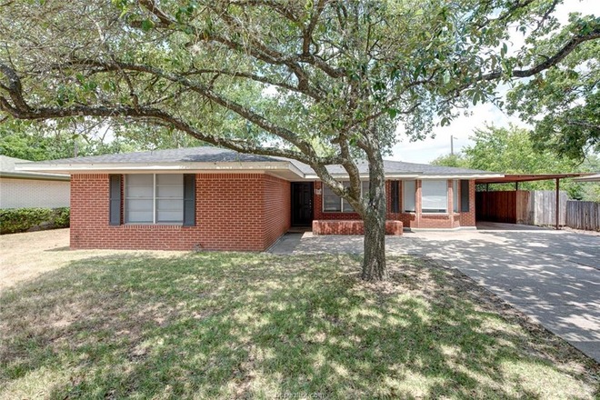 Front view - One more roommate needed for off campus house!