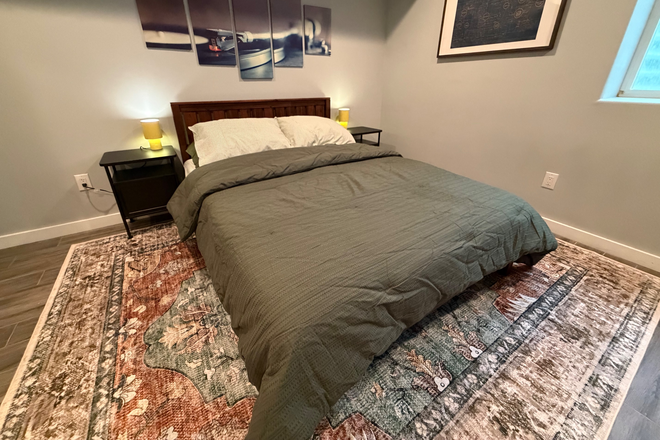 Lower level bedroom - Luxury 4BR Near Jefferson & Methodist | Furnished Townhome