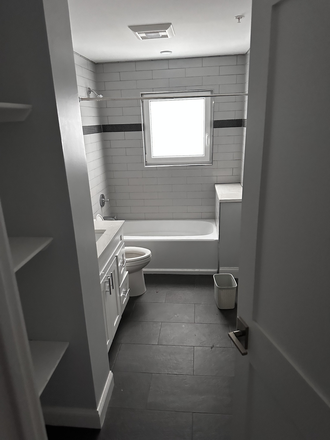 Shared Bathroom - Refurbished Triplex close to JFK/Umass (2 Balconies)
