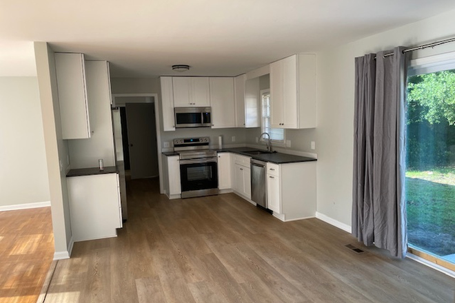 Kitchen breakfast area - Updated 4 bdrm 2 1/2 bath house with a very short walk to UNCW