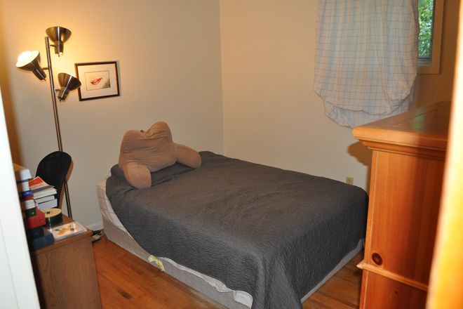 $625 room, across from hall bathroom - Winston Drive House