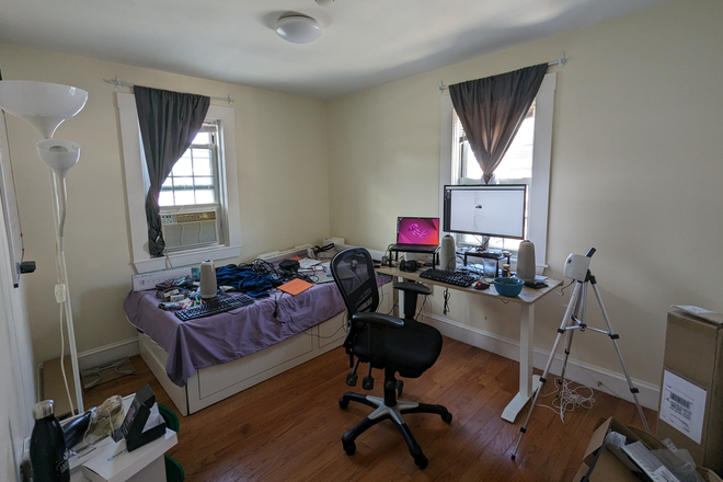 Bedroom / office - HUH Summer Sublet: bedroom in 3-bedroom townhouse. On campus, family/room sharing, all included