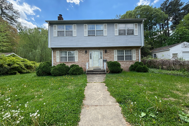 Exterior Front - ROOMS FOR RENT IN SHARED HOUSE