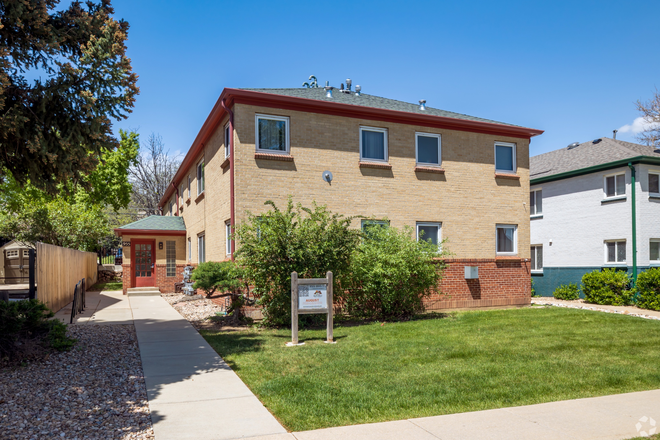 front entrance to apartment building - 955 16th St. - spacious and bright 1-bed/1-bath