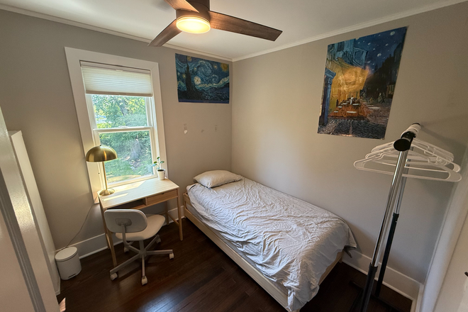 Bedroom facing backyard - Furnished bedroom in shared home-Moore St-Princeton