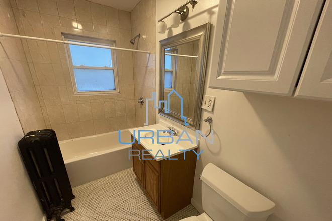 BATH - **RENTING FOR JUNIOR YEAR 2026-2027**LARGE 8 BED 3.5 BATH  HOUSE ON FOSTER ST